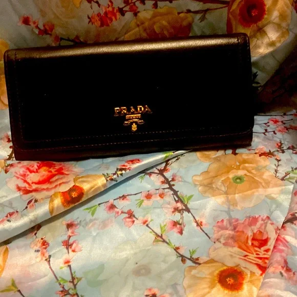 Elegant black Prada lamb skin leather wallet - Picture 1 of 11